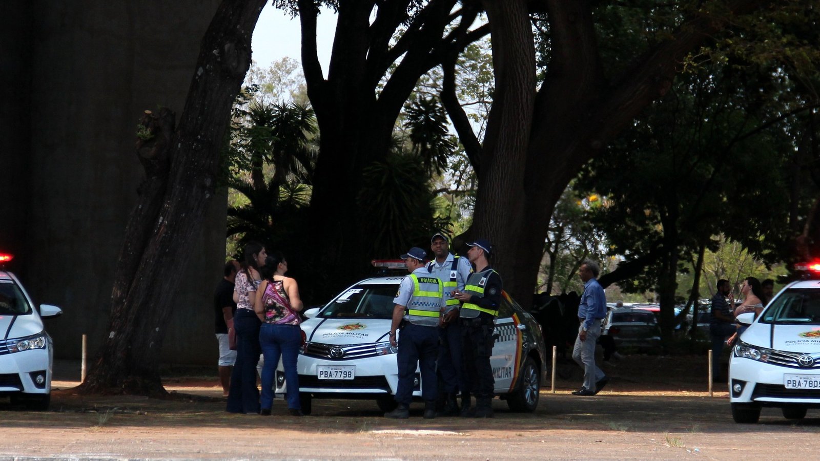 Viaturas e policiais militares do Distrito Federal durante policiamento em via pública de Brasília