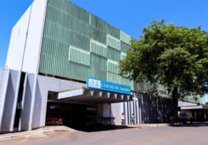Fachada do Centro de Trauma do Hospital de Base, em Brasilia, com placa de identificacao do IgesDF