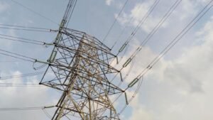 Torre de transmissao de energia eletrica com cabos contra o ceu