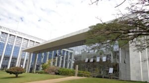 Fachada de vidro e mármore do edifício do Tribunal de Justiça do Distrito Federal e dos Territórios, em Brasília