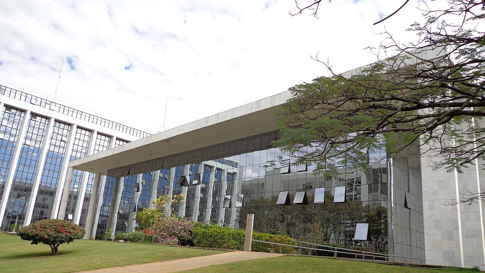 Fachada de vidro e mármore do edifício do Tribunal de Justiça do Distrito Federal e dos Territórios, em Brasília