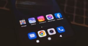 Tela de celular com ícones de aplicativos de redes sociais
