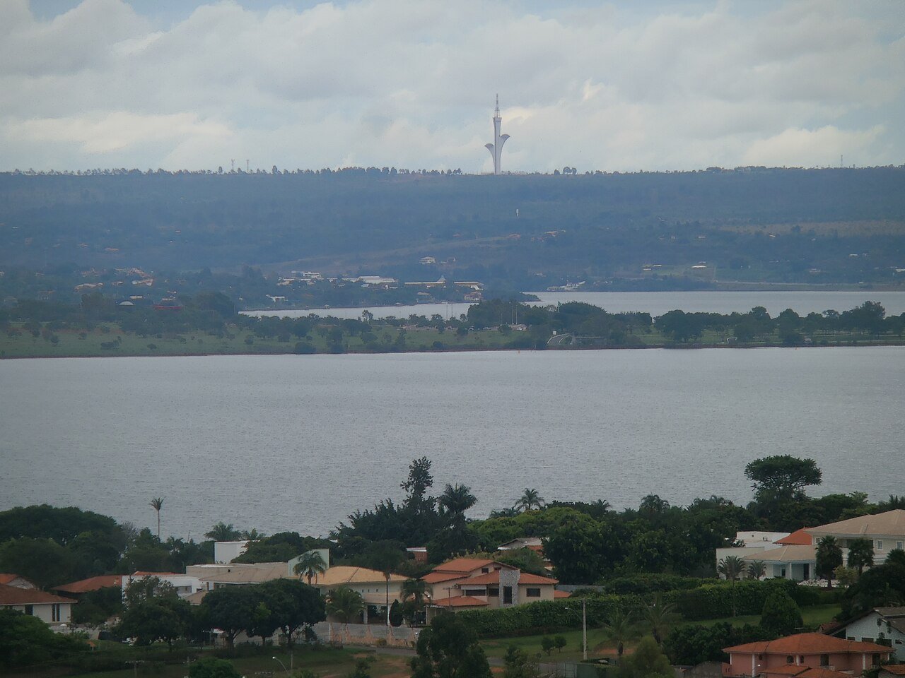 Vista do Lago Paranoá com a Torre de TV Digital de Brasília ao fundo e casas na margem