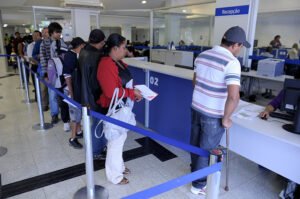 Segurados aguardam atendimento em fila na recepção de uma agência da Previdência Social