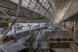 Área interna do terminal de passageiros do Aeroporto Internacional de Brasília