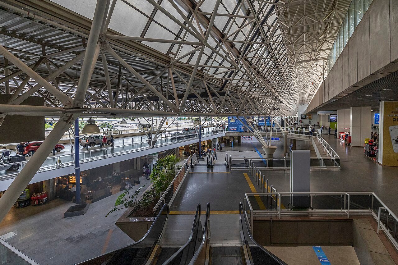 Área interna do terminal de passageiros do Aeroporto Internacional de Brasília