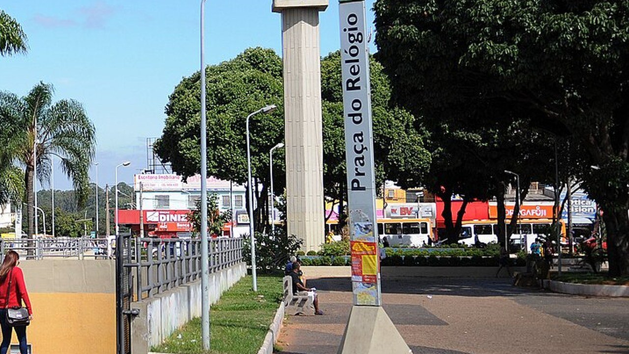 Entrada da estação Praça do Relógio do Metrô-DF, em Taguatinga