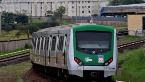 Trem verde e prata do Metrô-DF em movimento perto da estação Samambaia Sul