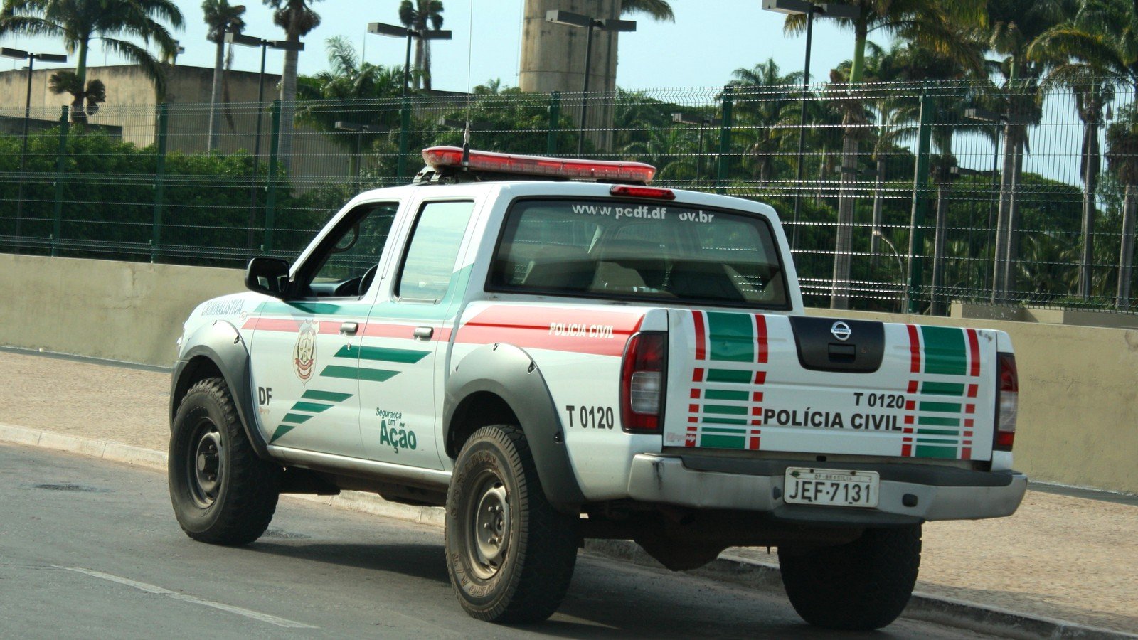 Viatura da Criminalística da Polícia Civil do Distrito Federal em via de Brasília