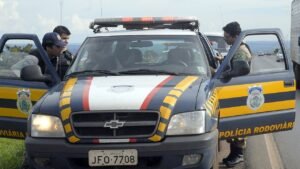 Viatura da Polícia Rodoviária Federal com agentes durante fiscalização em rodovia