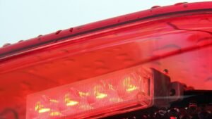 Sinalizador vermelho de viatura policial em primeiro plano