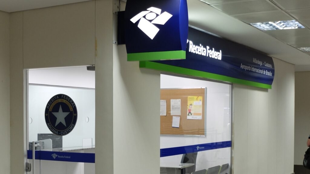 Balcão de atendimento da Receita Federal no Aeroporto Internacional de Brasília, com o logotipo do órgão em destaque