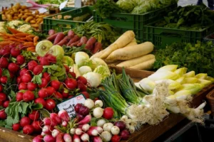 Banca de feira com produtos frescos organizados em caixas