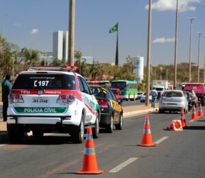 Viatura da Policia Civil do Distrito Federal estacionada em via de Brasilia