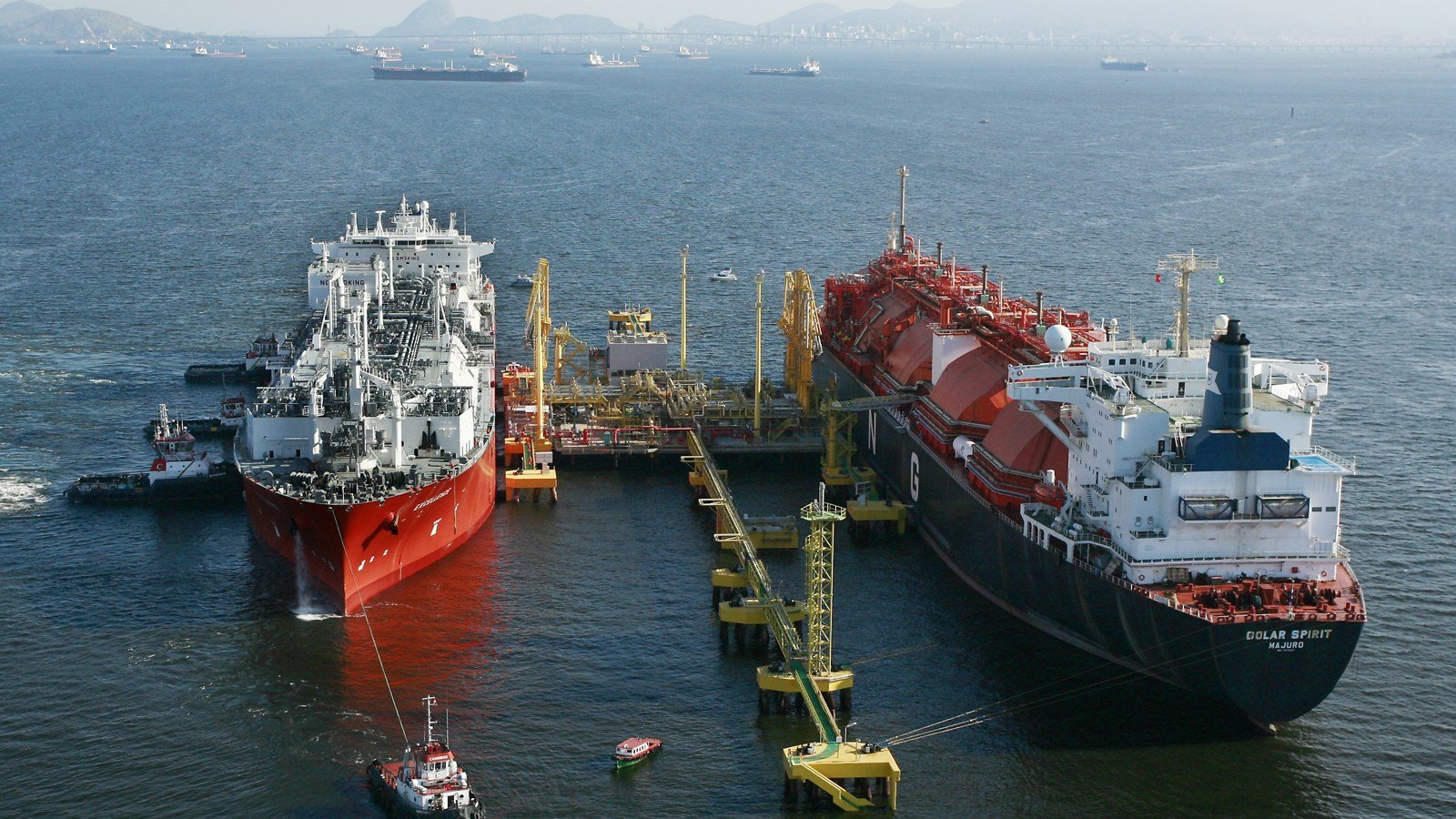 Dois navios de gás natural liquefeito atracados no terminal de regaseificação da Baía de Guanabara, no Rio de Janeiro