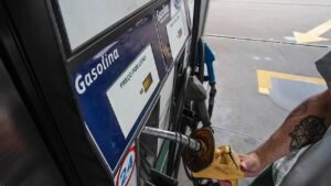 Bico de abastecimento em bomba de gasolina com indicação de preço por litro