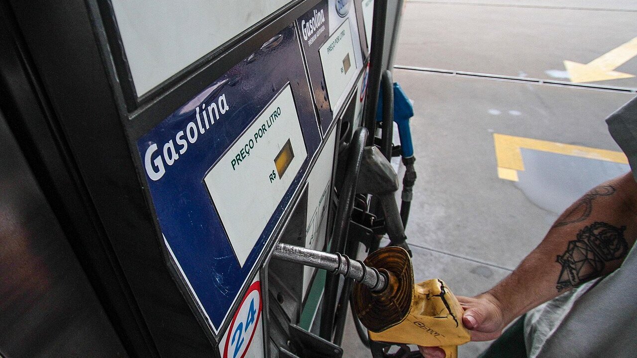 Bico de abastecimento em bomba de gasolina com indicação de preço por litro