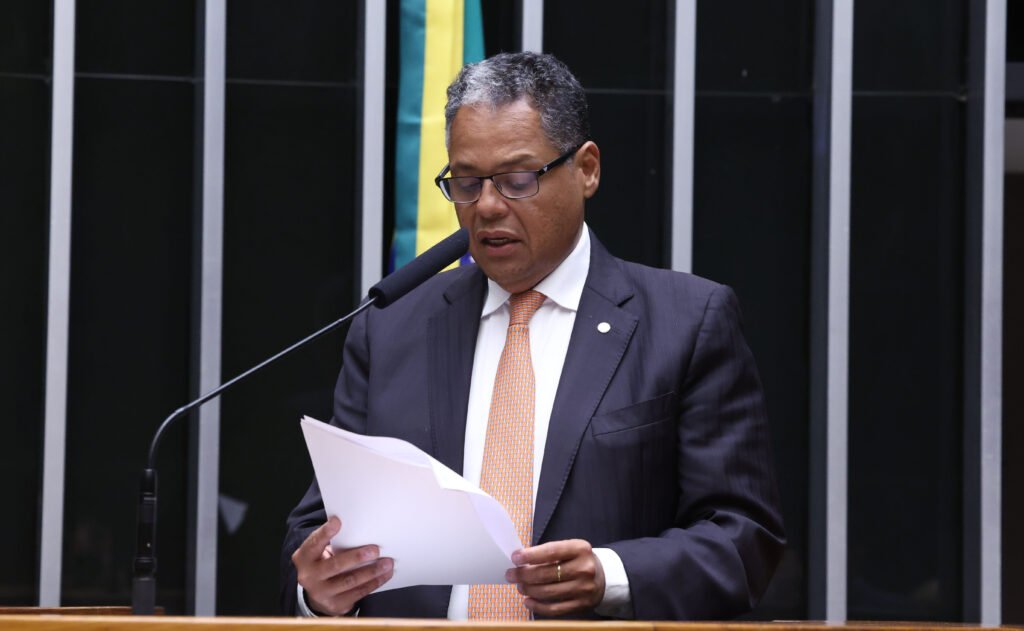 Deputado discursa na tribuna do plenário da Câmara dos Deputados durante sessão de votação