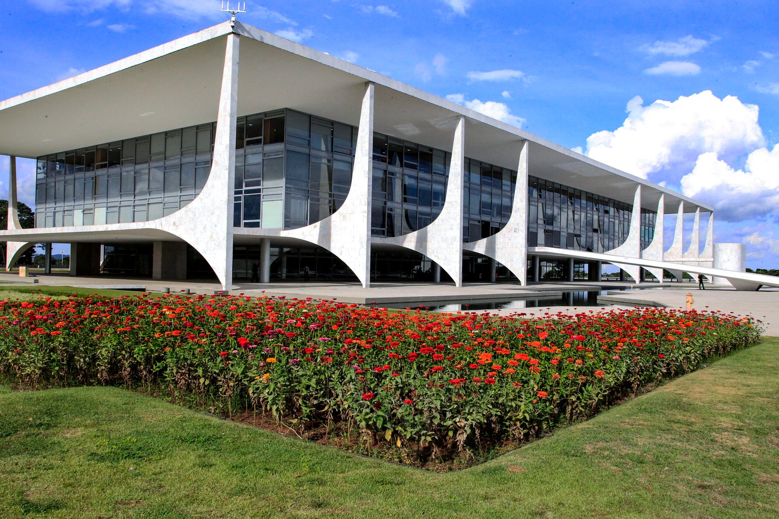 Fachada do Palácio do Planalto, sede do Poder Executivo, em Brasília, com canteiro de flores em primeiro plano