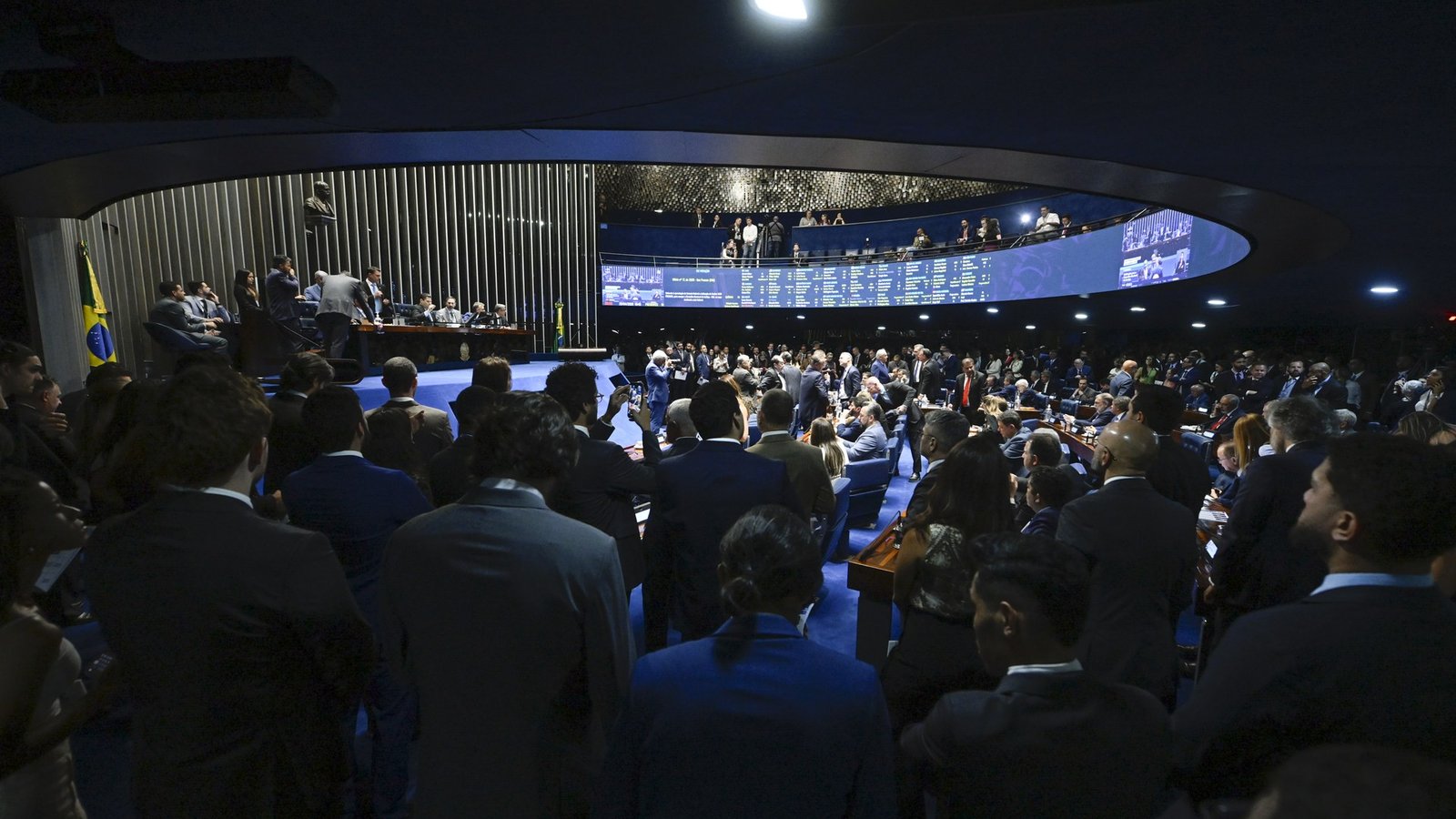 Plenário do Senado Federal cheio durante sessão deliberativa, com o painel eletrônico de votação aceso ao fundo