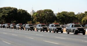 Fila de viaturas da Polícia Militar do Distrito Federal estacionadas em via de Brasília