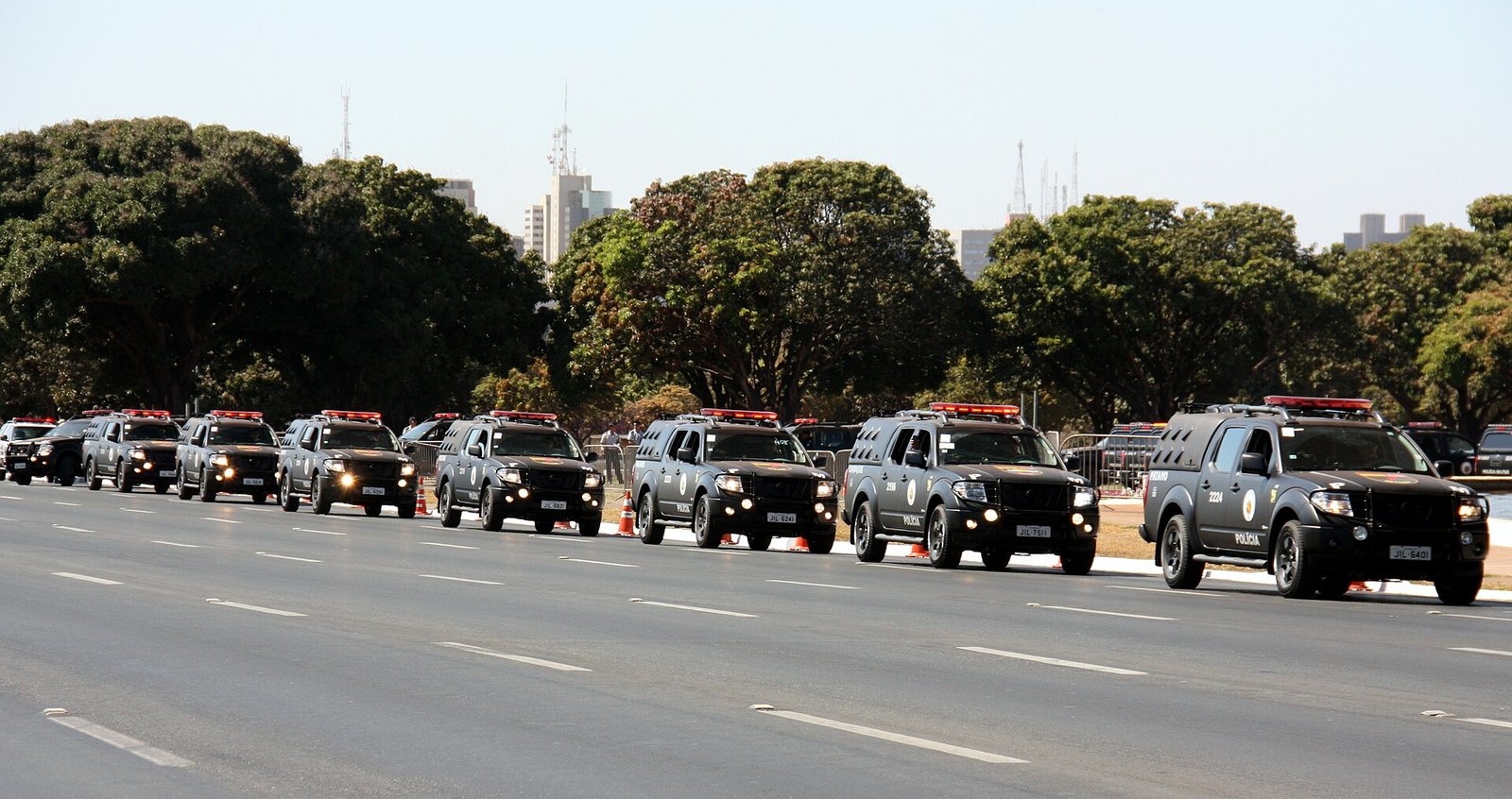 Fila de viaturas da Polícia Militar do Distrito Federal estacionadas em via de Brasília