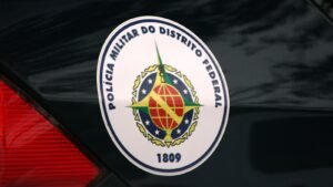 Brasão da Polícia Militar do Distrito Federal na lataria de uma viatura