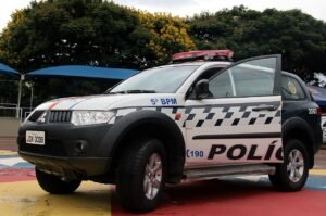 Viatura da Polícia Militar do Distrito Federal estacionada em pátio de quartel