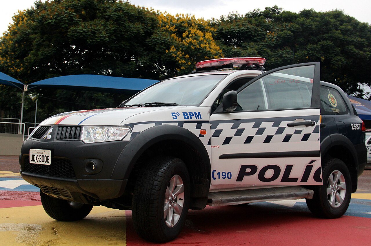 Viatura da Polícia Militar do Distrito Federal estacionada em pátio de quartel