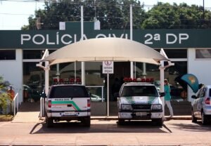 Viaturas da Polícia Civil do Distrito Federal estacionadas em frente à fachada de uma delegacia