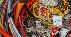 Cabos e fios elétricos de várias cores amontoados para reciclagem