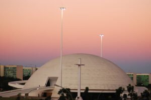 Cúpula branca do Museu Nacional da República ao entardecer, em Brasília