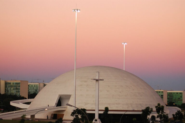 Cúpula branca do Museu Nacional da República ao entardecer, em Brasília