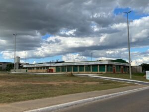 Fachada do Restaurante Comunitário de Brazlândia, no Distrito Federal, com letreiro do GDF e da Secretaria de Desenvolvimento Social
