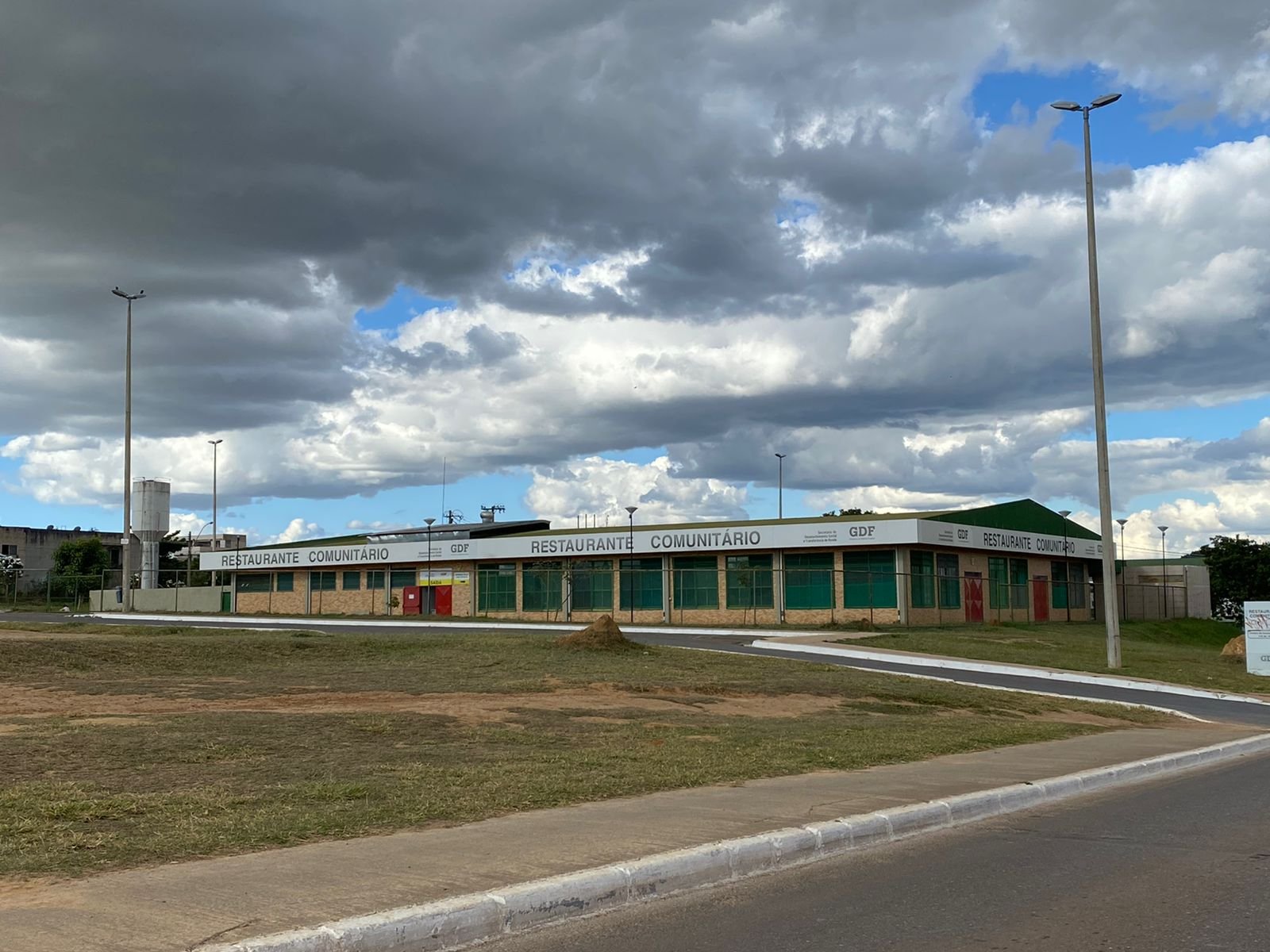 Fachada do Restaurante Comunitário de Brazlândia, no Distrito Federal, com letreiro do GDF e da Secretaria de Desenvolvimento Social