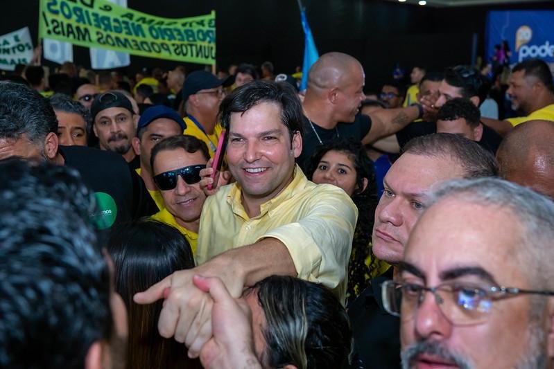 Robério Negreiros cumprimenta apoiadores em evento de campanha