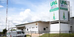 Fachada da UPA 24h do Núcleo Bandeirante, no DF, com ambulância estacionada na entrada