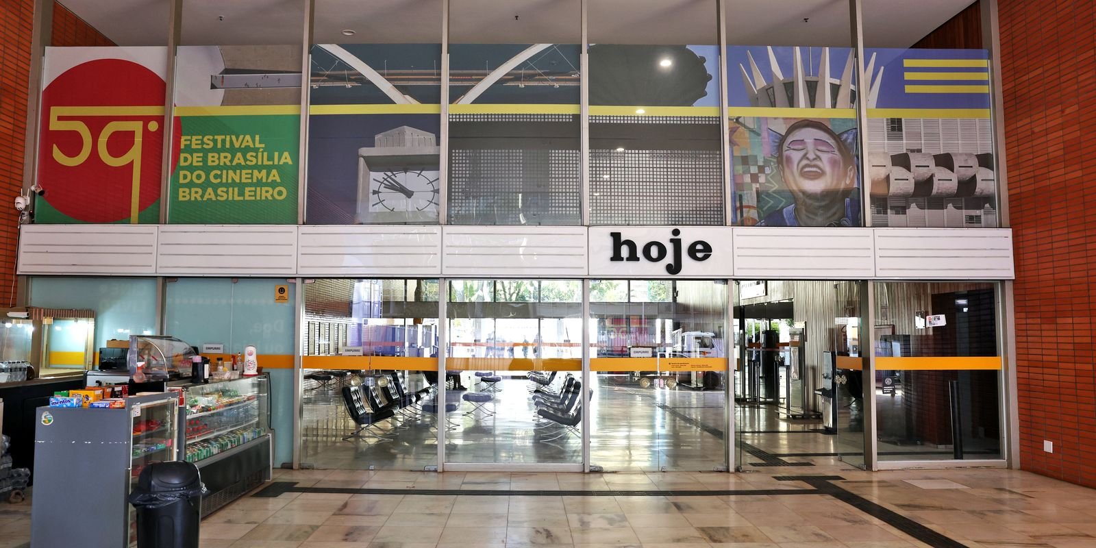 Fachada do Cine Brasília com o cartaz do 59º Festival de Brasília do Cinema Brasileiro