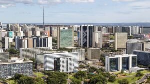 Vista aérea do setor bancário e comercial de Brasília com torres de escritórios