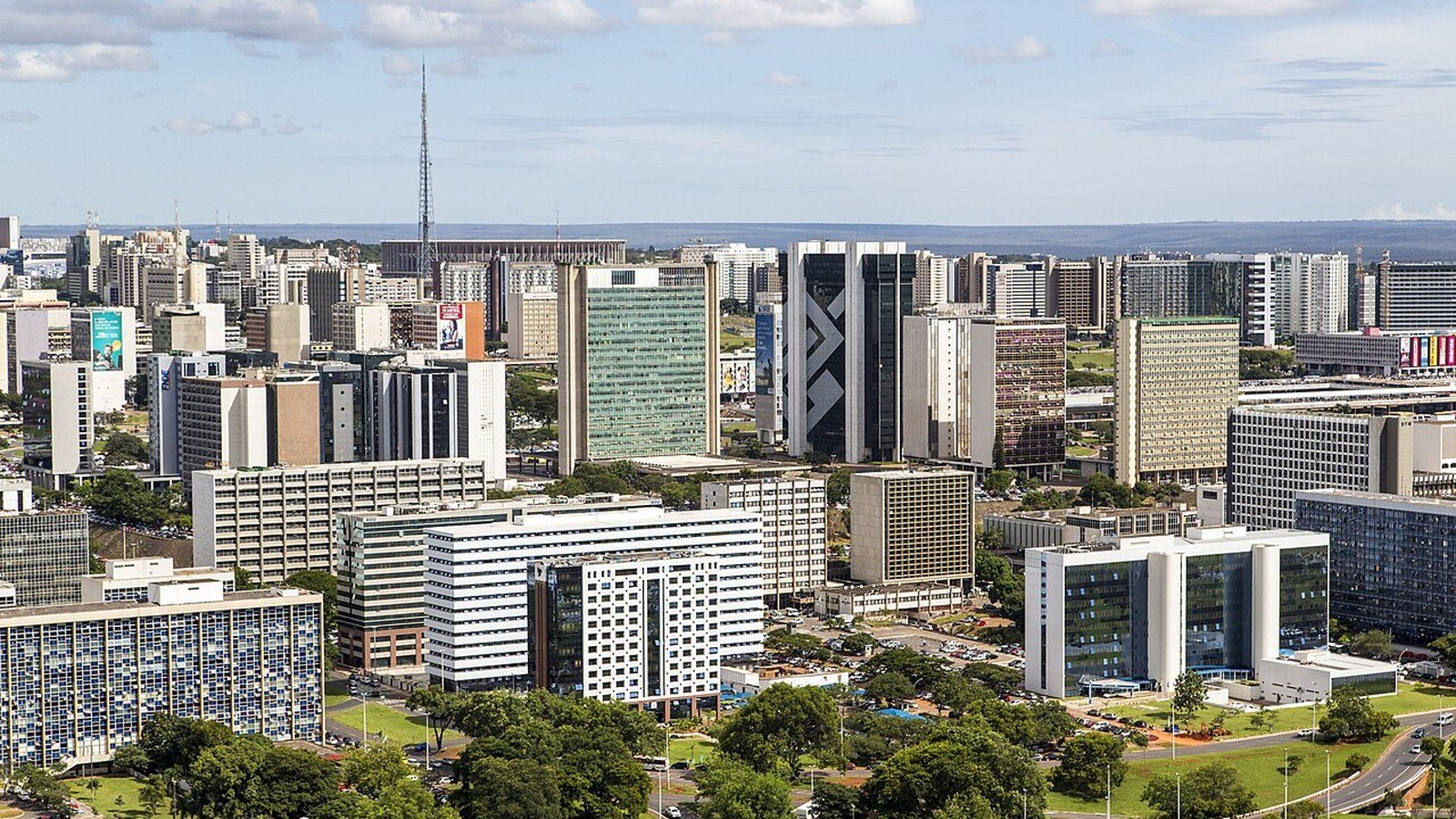 Vista aérea do setor bancário e comercial de Brasília com torres de escritórios