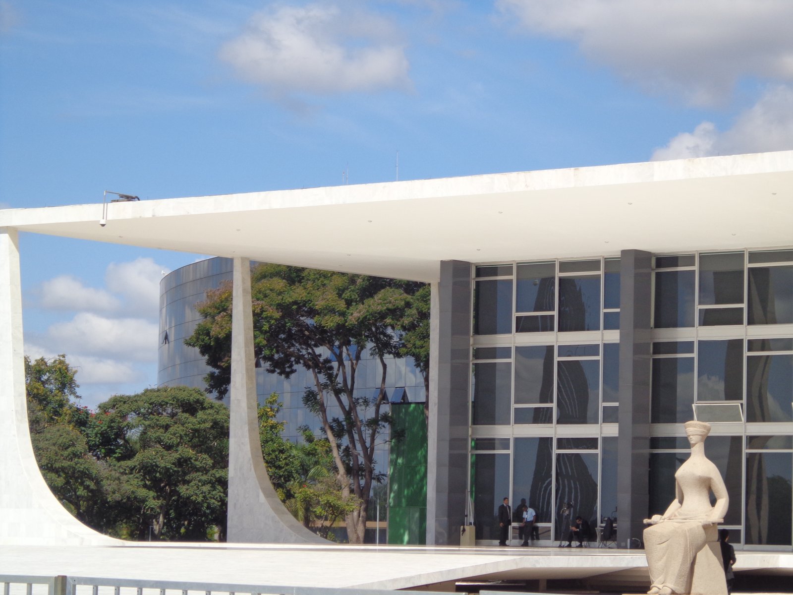 Fachada do edifício-sede do Supremo Tribunal Federal, em Brasília, com a escultura A Justiça à direita