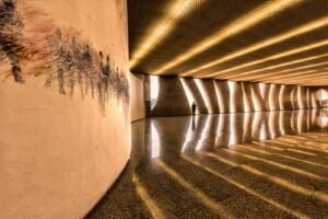 Galeria interna do edifício-sede do Superior Tribunal de Justiça, em Brasília, com colunas curvas e piso espelhado