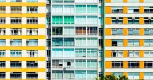 Fachadas coloridas de prédios residenciais com varandas e janelas alinhadas