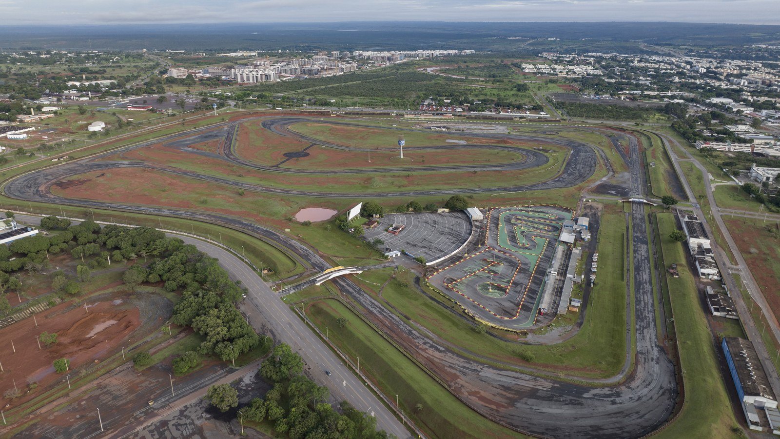 Vista aérea do Autódromo Internacional de Brasília com a pista desgastada e o kartódromo ao centro, antes da reforma