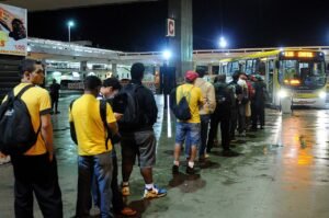 Passageiros embarcam em ônibus na plataforma da rodoviária do Plano Piloto, em Brasília