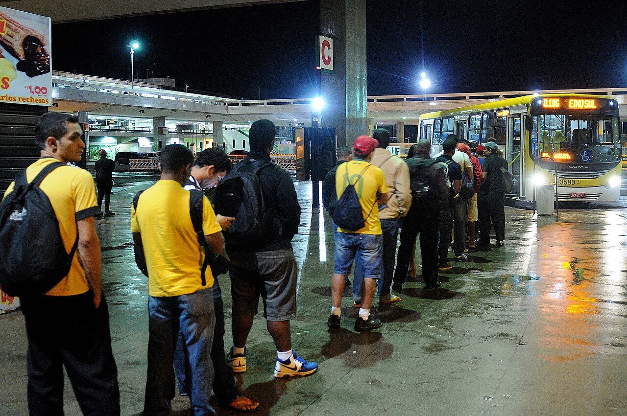 Passageiros embarcam em ônibus na plataforma da rodoviária do Plano Piloto, em Brasília