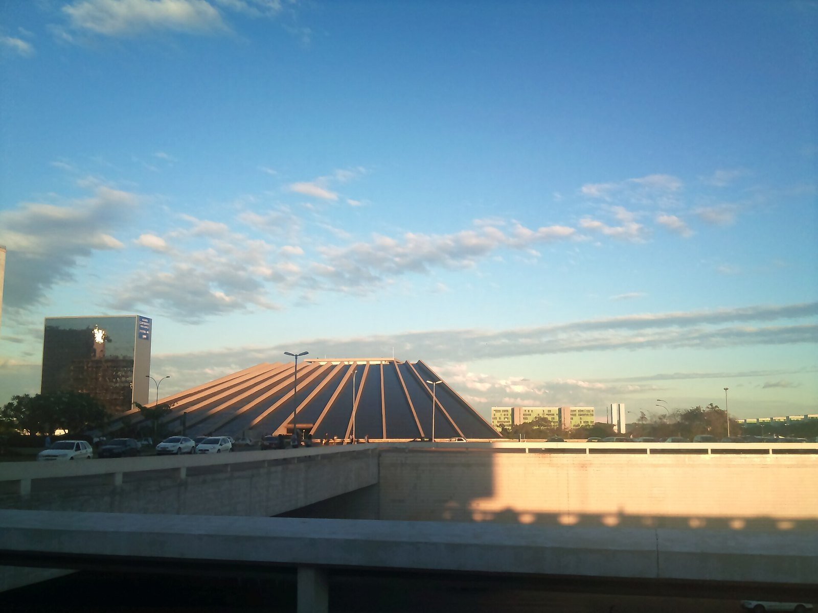 Teatro Nacional Cláudio Santoro ao entardecer, com o Congresso Nacional ao fundo