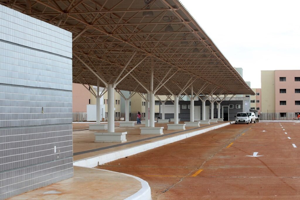 Plataforma coberta de terminal de ônibus urbano do Distrito Federal, vazia