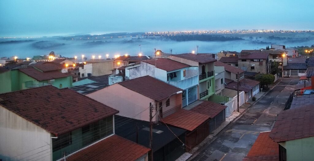 Vista elevada de quadra residencial do Riacho Fundo, no Distrito Federal, ao amanhecer
