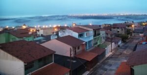 Vista elevada de quadra residencial do Riacho Fundo, no Distrito Federal, ao amanhecer